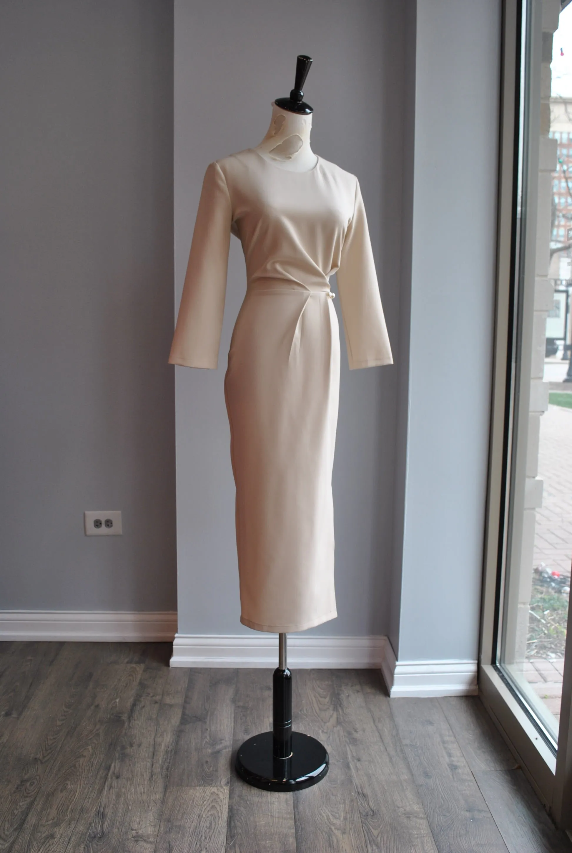 CLEARANCE - BEIGE MIDI SIMPLE DRESS WITH SIDE PIN AND RUSHING