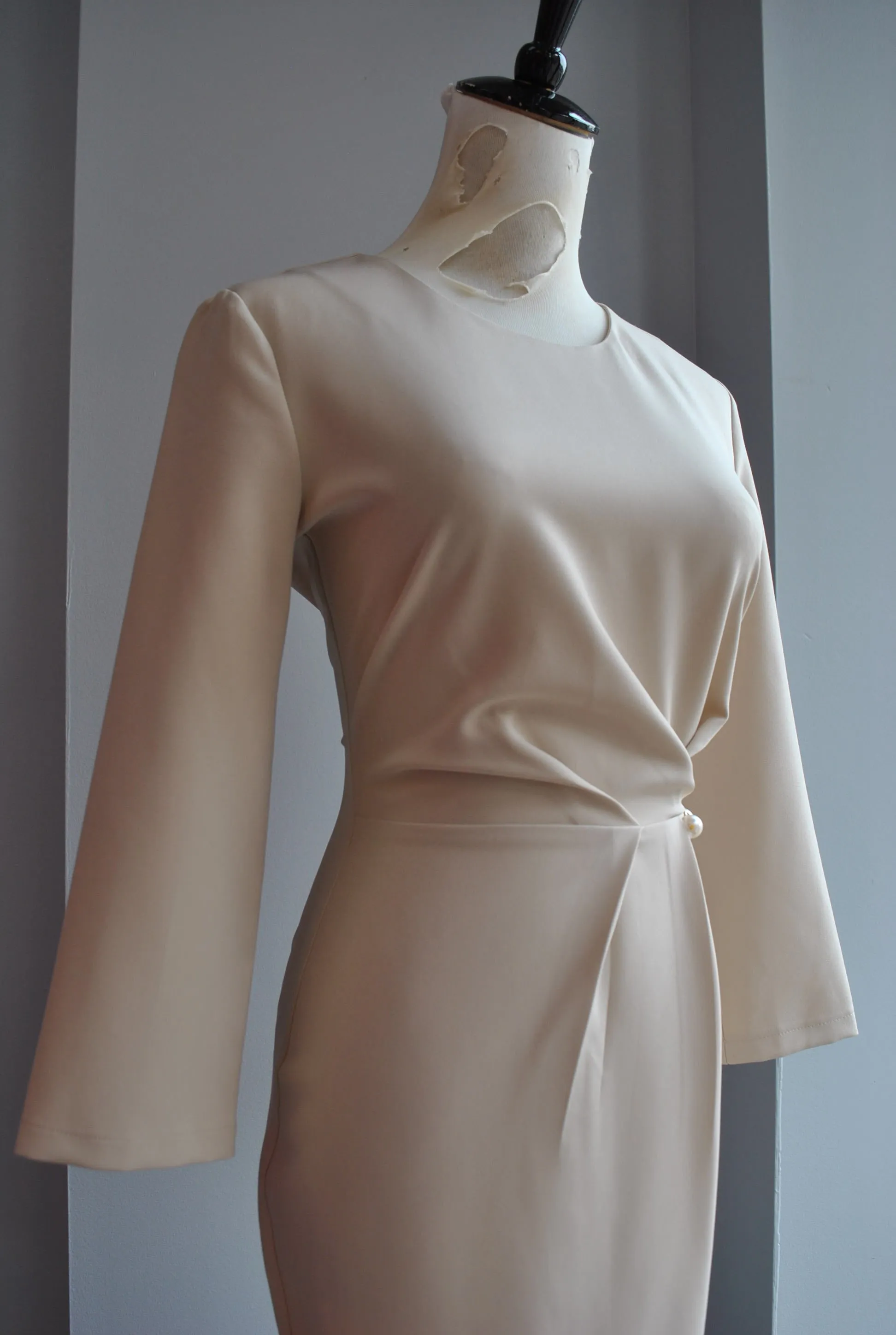 CLEARANCE - BEIGE MIDI SIMPLE DRESS WITH SIDE PIN AND RUSHING