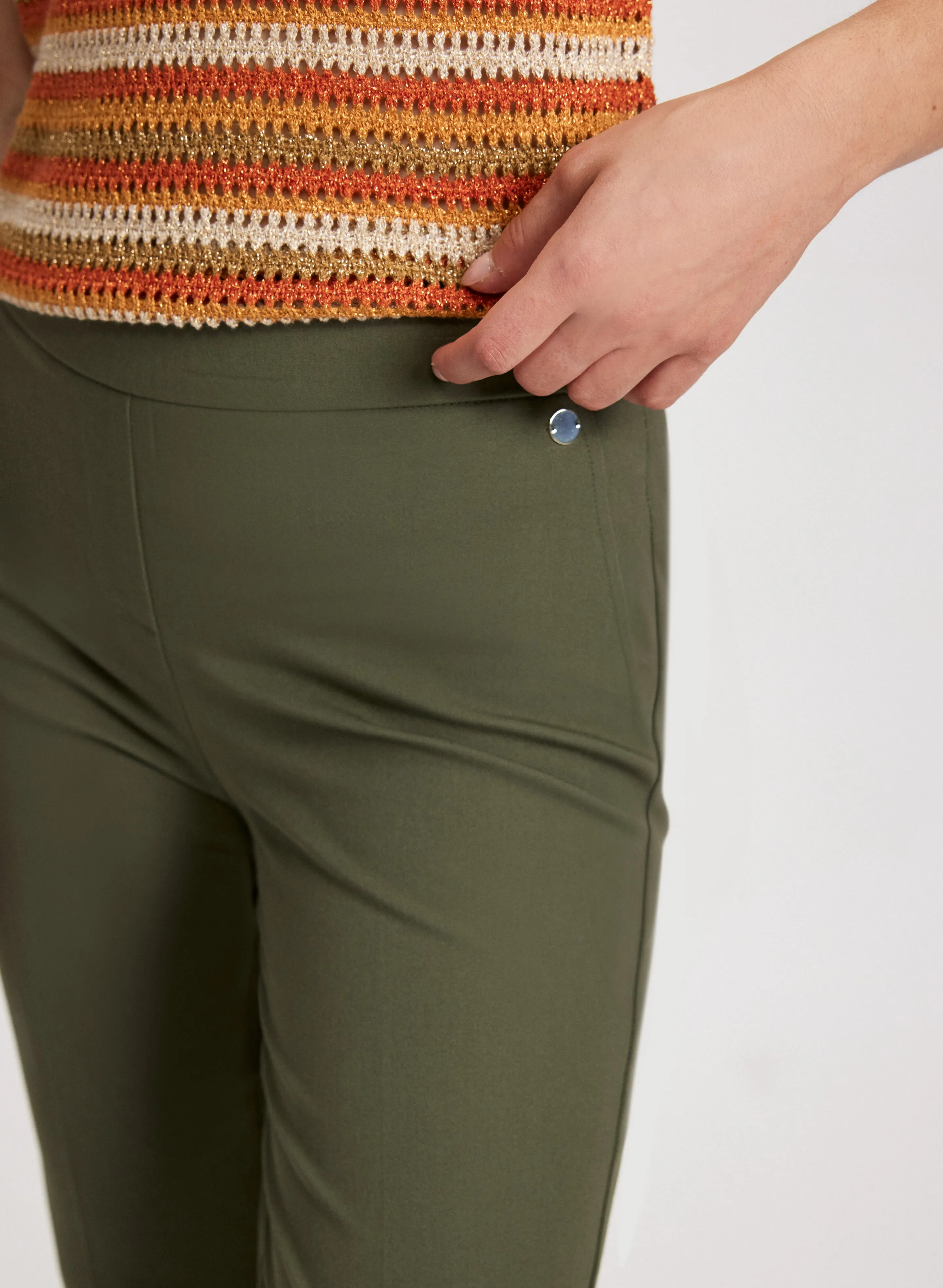 Lateral Slit Pull-On Capris